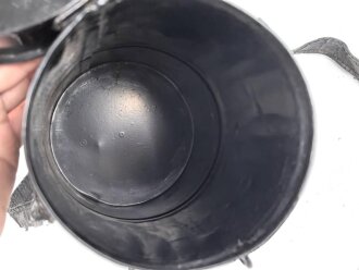Luftschutz III.Reich, tschechische Gasmaske FM-1 mit Filter in Bereitschaftsbüchse, als Beute vereinnahmt und an den Luftschutz ausgegeben. Ungewöhnliche Bereitschaftsbüchse mit Riemen aus Ersatzmaterial