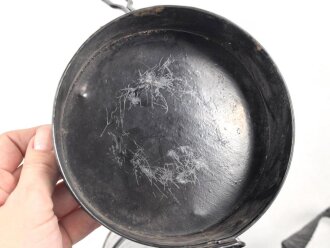 Luftschutz III.Reich, tschechische Gasmaske FM-1 mit Filter in Bereitschaftsbüchse, als Beute vereinnahmt und an den Luftschutz ausgegeben. Ungewöhnliche Bereitschaftsbüchse mit Riemen aus Ersatzmaterial