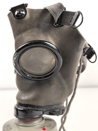 Luftschutz III.Reich, tschechische Gasmaske FM-1 mit Filter in Bereitschaftsbüchse, als Beute vereinnahmt und an den Luftschutz ausgegeben. Ungewöhnliche Bereitschaftsbüchse mit Riemen aus Ersatzmaterial