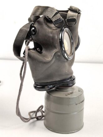 Luftschutz III.Reich, tschechische Gasmaske FM-1 mit Filter in Bereitschaftsbüchse, als Beute vereinnahmt und an den Luftschutz ausgegeben. Ungewöhnliche Bereitschaftsbüchse mit Riemen aus Ersatzmaterial