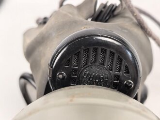 Luftschutz III.Reich, tschechische Gasmaske FM-1 mit Filter in Bereitschaftsbüchse, als Beute vereinnahmt und an den Luftschutz ausgegeben. Ungewöhnliche Bereitschaftsbüchse mit Riemen aus Ersatzmaterial