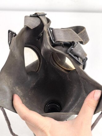 Luftschutz III.Reich, tschechische Gasmaske FM-1 mit Filter in Bereitschaftsbüchse, als Beute vereinnahmt und an den Luftschutz ausgegeben. Ungewöhnliche Bereitschaftsbüchse mit Riemen aus Ersatzmaterial
