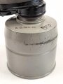Luftschutz III.Reich, tschechische Gasmaske FM-1 mit Filter in Bereitschaftsbüchse, als Beute vereinnahmt und an den Luftschutz ausgegeben. Ungewöhnliche Bereitschaftsbüchse mit Riemen aus Ersatzmaterial