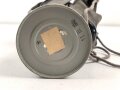 Luftschutz III.Reich, tschechische Gasmaske FM-1 mit Filter in Bereitschaftsbüchse, als Beute vereinnahmt und an den Luftschutz ausgegeben. Ungewöhnliche Bereitschaftsbüchse mit Riemen aus Ersatzmaterial