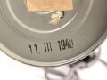 Luftschutz III.Reich, tschechische Gasmaske FM-1 mit Filter in Bereitschaftsbüchse, als Beute vereinnahmt und an den Luftschutz ausgegeben. Ungewöhnliche Bereitschaftsbüchse mit Riemen aus Ersatzmaterial