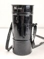 Luftschutz III.Reich, tschechische Gasmaske FM-1 mit Filter in Bereitschaftsbüchse, als Beute vereinnahmt und an den Luftschutz ausgegeben. Ungewöhnliche Bereitschaftsbüchse mit Riemen aus Ersatzmaterial