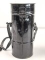 Luftschutz III.Reich, tschechische Gasmaske FM-1 mit Filter in Bereitschaftsbüchse, als Beute vereinnahmt und an den Luftschutz ausgegeben. Ungewöhnliche Bereitschaftsbüchse mit Riemen aus Ersatzmaterial