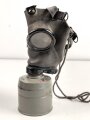 Luftschutz III.Reich, tschechische Gasmaske FM-1 mit Filter in Bereitschaftsbüchse, als Beute vereinnahmt und an den Luftschutz ausgegeben. Ungewöhnliche Bereitschaftsbüchse mit Riemen aus Ersatzmaterial