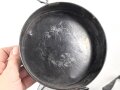 Luftschutz III.Reich, tschechische Gasmaske FM-1 mit Filter in Bereitschaftsbüchse, als Beute vereinnahmt und an den Luftschutz ausgegeben. Ungewöhnliche Bereitschaftsbüchse mit Riemen aus Ersatzmaterial