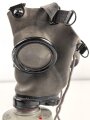 Luftschutz III.Reich, tschechische Gasmaske FM-1 mit Filter in Bereitschaftsbüchse, als Beute vereinnahmt und an den Luftschutz ausgegeben. Ungewöhnliche Bereitschaftsbüchse mit Riemen aus Ersatzmaterial