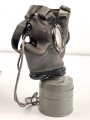 Luftschutz III.Reich, tschechische Gasmaske FM-1 mit Filter in Bereitschaftsbüchse, als Beute vereinnahmt und an den Luftschutz ausgegeben. Ungewöhnliche Bereitschaftsbüchse mit Riemen aus Ersatzmaterial