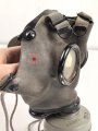 Luftschutz III.Reich, tschechische Gasmaske FM-1 mit Filter in Bereitschaftsbüchse, als Beute vereinnahmt und an den Luftschutz ausgegeben. Ungewöhnliche Bereitschaftsbüchse mit Riemen aus Ersatzmaterial