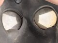 Luftschutz III.Reich, tschechische Gasmaske FM-1 mit Filter in Bereitschaftsbüchse, als Beute vereinnahmt und an den Luftschutz ausgegeben. Ungewöhnliche Bereitschaftsbüchse mit Riemen aus Ersatzmaterial
