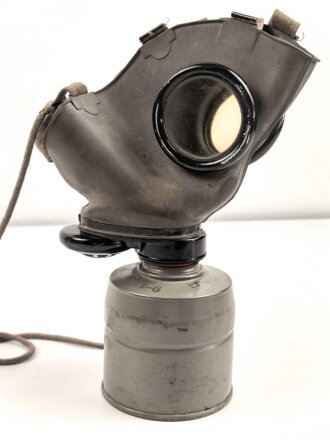 Luftschutz III.Reich, tschechische Gasmaske FM-3 mit Filter , als Beute vereinnahmt und an den Luftschutz ausgegeben