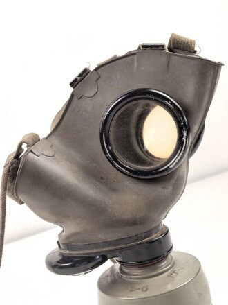 Luftschutz III.Reich, tschechische Gasmaske FM-3 mit Filter , als Beute vereinnahmt und an den Luftschutz ausgegeben