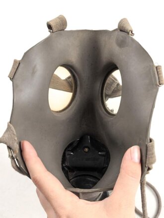 Luftschutz III.Reich, tschechische Gasmaske FM-3 mit Filter , als Beute vereinnahmt und an den Luftschutz ausgegeben