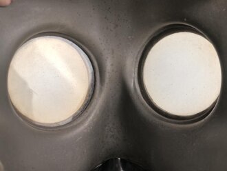 Luftschutz III.Reich, tschechische Gasmaske FM-3 mit Filter , als Beute vereinnahmt und an den Luftschutz ausgegeben