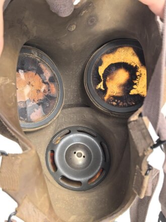 Luftschutz III.Reich, tschechische Gasmaske VZ35 mit Filter , als Beute vereinnahmt und an den Luftschutz ausgegeben