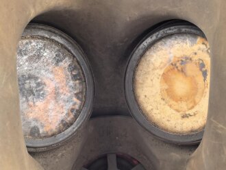 Luftschutz III.Reich, tschechische Gasmaske VZ35 mit Filter , als Beute vereinnahmt und an den Luftschutz ausgegeben