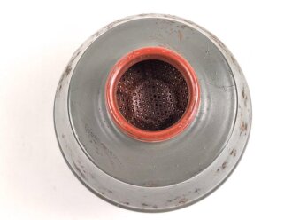 Luftschutz III.Reich, tschechische Gasmaske VZ35 mit Filter in Bereitschaftstasche, als Beute vereinnahmt und an den Luftschutz ausgegeben. Eigentumsvermerk Gerda Thum