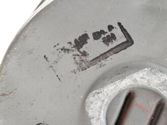 Luftschutz III.Reich, tschechische Gasmaske VZ35 mit Filter in Bereitschaftstasche, als Beute vereinnahmt und an den Luftschutz ausgegeben. Eigentumsvermerk Gerda Thum