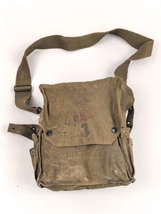Luftschutz III.Reich, tschechische Gasmaske VZ35 mit Filter in Bereitschaftstasche, als Beute vereinnahmt und an den Luftschutz ausgegeben. Eigentumsvermerk Gerda Thum