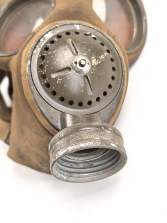 Luftschutz III.Reich, tschechische Gasmaske VZ35 mit Filter in Bereitschaftstasche, als Beute vereinnahmt und an den Luftschutz ausgegeben. Eigentumsvermerk Gerda Thum