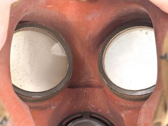 Luftschutz III.Reich, tschechische Gasmaske VZ35 mit Filter in Bereitschaftstasche, als Beute vereinnahmt und an den Luftschutz ausgegeben. Eigentumsvermerk Gerda Thum