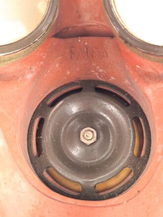 Luftschutz III.Reich, tschechische Gasmaske VZ35 mit Filter in Bereitschaftstasche, als Beute vereinnahmt und an den Luftschutz ausgegeben. Eigentumsvermerk Gerda Thum