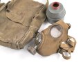 Luftschutz III.Reich, tschechische Gasmaske VZ35 mit Filter in Bereitschaftstasche, als Beute vereinnahmt und an den Luftschutz ausgegeben. Eigentumsvermerk Gerda Thum