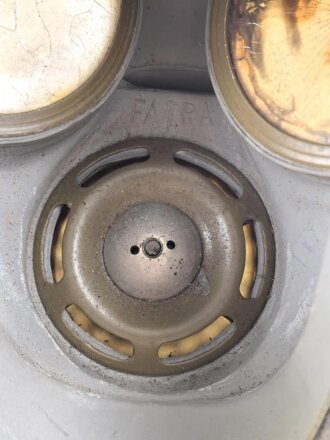 Luftschutz III.Reich, tschechische Gasmaske VZ35 , als Beute vereinnahmt und an den Luftschutz ausgegeben. Filtergewinde geändert für Deutschen Gasmaskenfilter