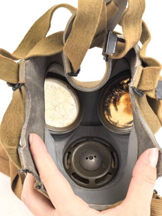Luftschutz III.Reich, tschechische Gasmaske VZ35 , als Beute vereinnahmt und an den Luftschutz ausgegeben. Filtergewinde geändert für Deutschen Gasmaskenfilter