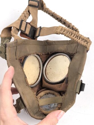 Ungarn, Gasmaske für Industrie und Luftschutz . Gummierung innen ausgetrocknet, bröselt vor sich hin.