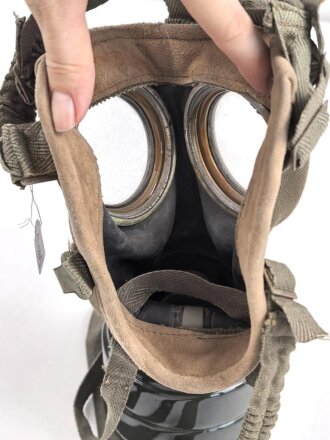 Ungarn, Zivilschutzmaske ZI mit Filter. Maskenkörper angetrocknet