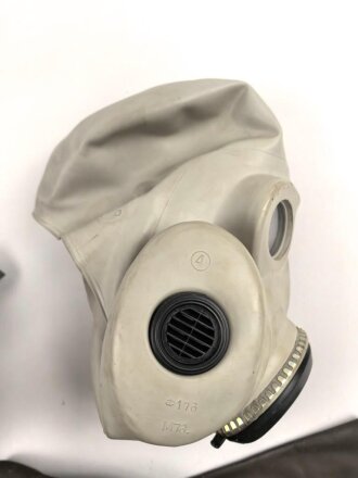 DDR, NVA Gasmaske PBF in Bereitschaftstasche, guter Gesamtzustand