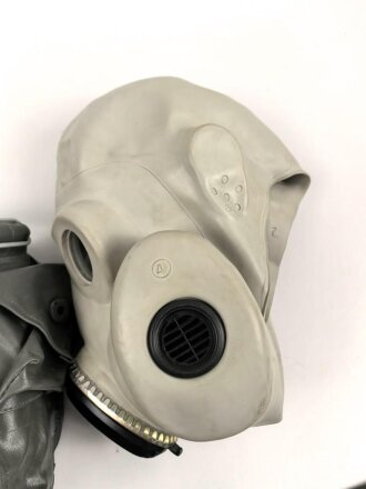 DDR, NVA Gasmaske PBF in Bereitschaftstasche, guter Gesamtzustand