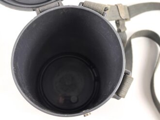 Deutschland,  Bereitschaftsbüchse aus Kunststoff  für eine Gasmaske der Firma "DRAEGER"