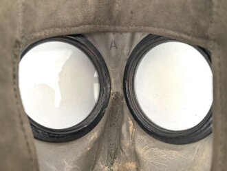 Deutschland,  Atemschutzmaske AUER Modell 744, Maskenkörper angetrocknet