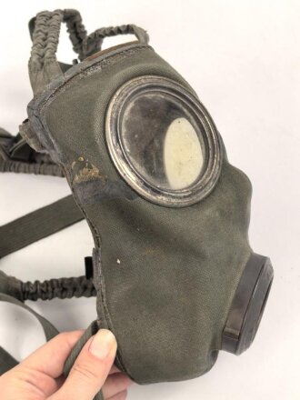 Deutschland,  Atemschutzmaske AUER Modell 747, Maskenkörper angetrocknet