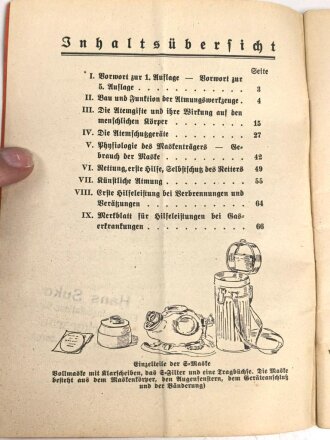 "Gasschutz... Gashilfe gegen Giftgase" 67 Seiten, über DIN A6 mit eingeklebeten Seiten, mittig geknickt