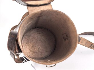 S-Maske Degea datiert 1938, mit Filter, in lederner Bereitschaftstasche. Die Maske etwas steif
