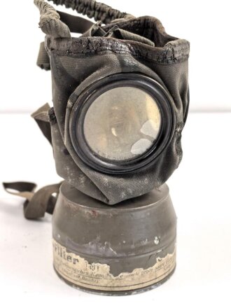 S-Maske Degea datiert 1938, mit Filter, in lederner Bereitschaftstasche. Die Maske etwas steif