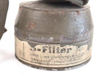 S-Maske Degea datiert 1938, mit Filter, in lederner Bereitschaftstasche. Die Maske etwas steif