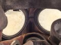 S-Maske Degea datiert 1938, mit Filter, in lederner Bereitschaftstasche. Die Maske etwas steif