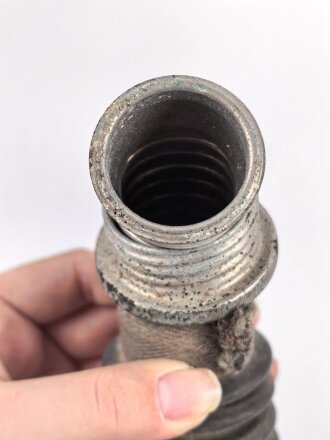 Schlauch für ein Atemschutzgerät. Ohne Bezeichnung, Länge etwa 72cm, Gewindedurchmesser knapp 40mm
