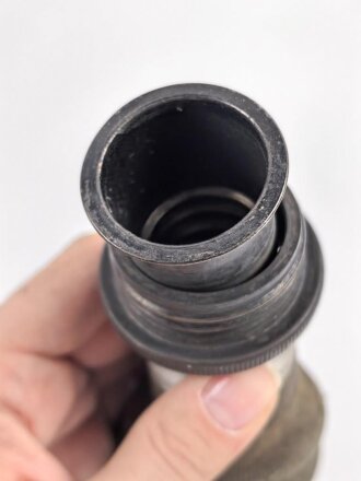 Schlauch für ein Atemschutzgerät. Ohne Bezeichnung, Länge etwa 70cm, Gewindedurchmesser knapp 40mm