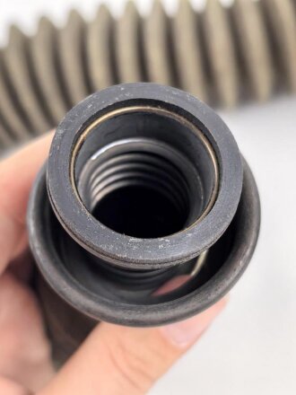Schlauch für ein Atemschutzgerät. Ohne Bezeichnung, Länge etwa 70cm, Gewindedurchmesser knapp 40mm