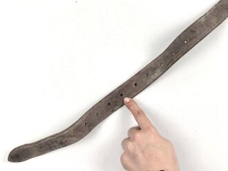 Ledergürtel mit Halterung für ein Beamtungsgerät. Ungereinigtes Stück