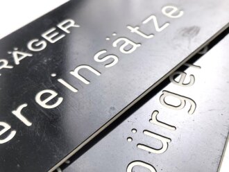 Zwei Kunststoffschilder Dräger Gas-Spürgerät und Filtereinsätze. Maße je 6 x 18cm.