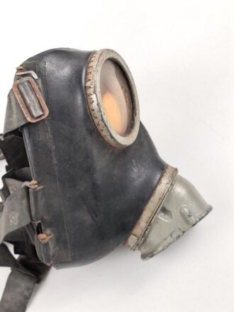 Gasmaske Wehrmacht, gummierte Ausführung mit ungewöhnlichen Kopfbändern, undeutlich datiert